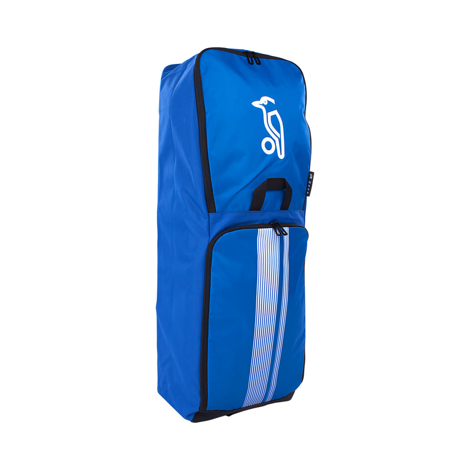 The Kookaburra D5500 Duffle Blue/White 2025 features padded straps for comfort, a white logo and vertical stripes on the front pocket, shown upright against a white background.
