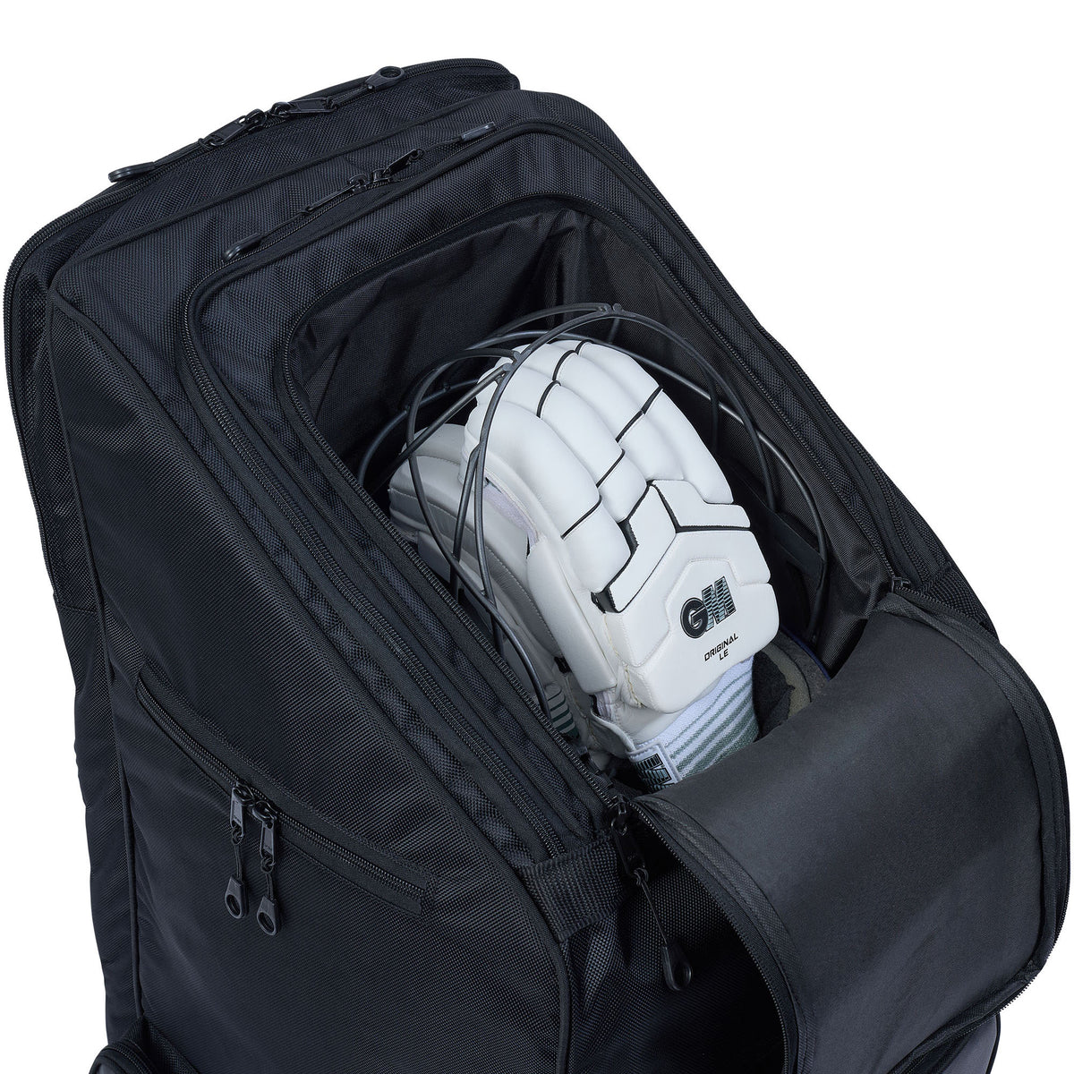 The Gunn & Moore Players Edition Duffle Bag 2026 displays white batting gloves with ventilation slits and branding inside, plus convenient dedicated bat storage—all by Gunn & Moore.