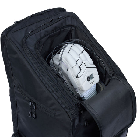 The Gunn & Moore Players Edition Duffle Bag 2026 displays white batting gloves with ventilation slits and branding inside, plus convenient dedicated bat storage—all by Gunn & Moore.