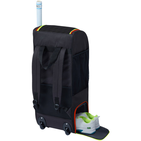 The Gunn & Moore Rival Wheelie Duffle 2026 by Gunn & Moore is a compact cricket bag with handles, mesh pocket, separate zippered shoe compartment, and vertical bat slot—ideal for juniors or as a starter cricket bag.